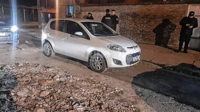 El auto de la pareja a la que le robaron con sus dueños dentro del vehículo.