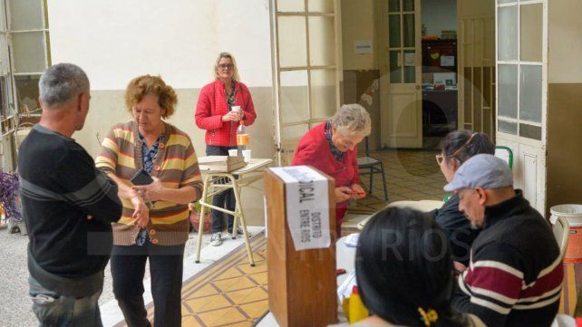 El dirigente de Nogoyá ganaba en ocho departamentos al inicio del escrutinio provisorio de la UCR. La reñida interna tendrá escrutinio definitivo el miércoles&nbsp;