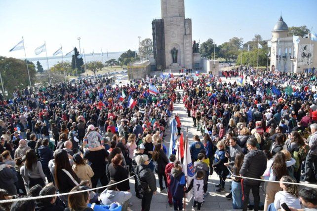 Rosario cerró el encuentro de Mini Básquet en el Monumento a la Bandera.
