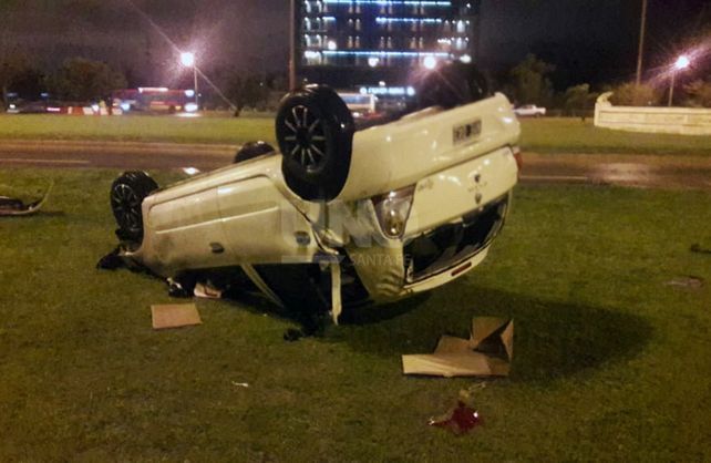 Así quedó el auto tras el vuelco.