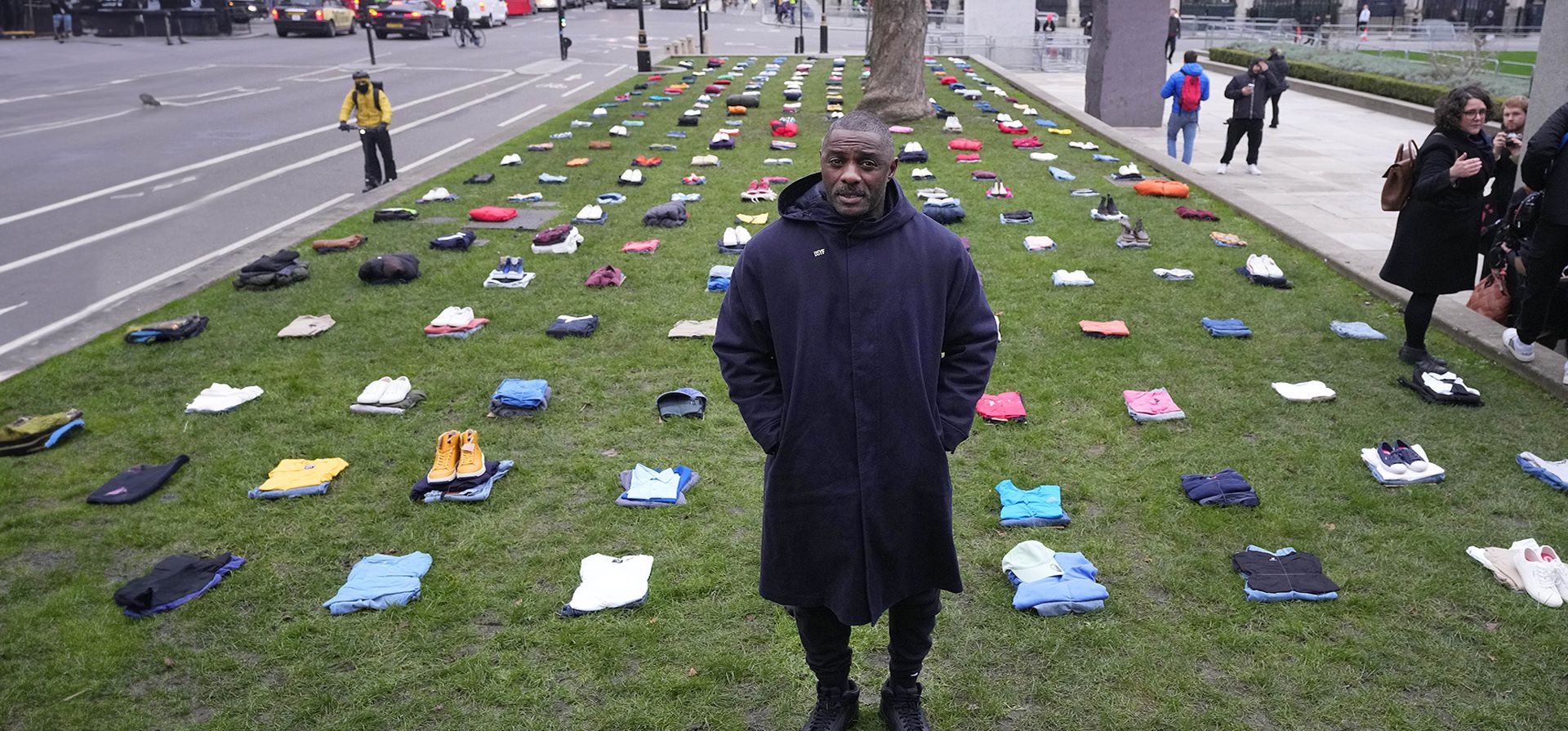 El actor británico Idris Elba posa en la Plaza del Parlamento con ropa que representa el costo humano del crimen con cuchillo en el Reino Unido en Londres, el lunes 8 de enero de 2024, mientras pide al gobierno que tome medidas inmediatas para prevenir la violencia juvenil grave. (Foto AP/Frank Augstein) El actor británico Idris Elba posa en la Plaza del Parlamento con ropa que representa el costo humano del crimen con cuchillo en el Reino Unido en Londres, el lunes 8 de enero de 2024, mientras pide al gobierno que tome medidas inmediatas para prevenir la violencia juvenil grave. (Foto AP/Frank Augstein)