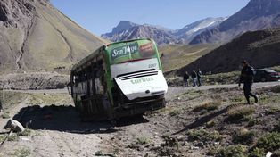 Al menos 19 muertos y 21 heridos al volcar un micro que iba de Mendoza a Chile