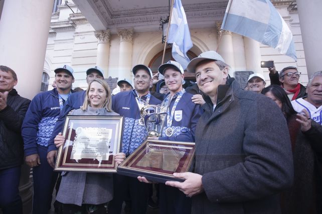 Histórico recibimiento a los jugadores de sóftbol campeones del mundo