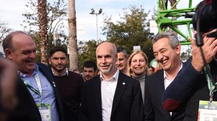 Horacio Rodríguez Larreta, junto al intendente Pablo Javkin, Maximiliano Pullaro y Gisela Scaglia, en la muestra de Aapresid.