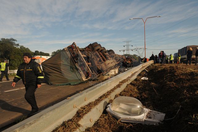 Así quedó el camión que volcó sobre la ruta nº168.
