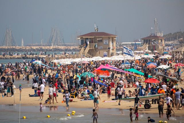 La gente acudió en masa a la playa de Tel Aviv en los festejos del Día de la Independencia