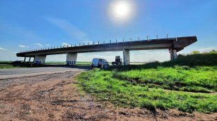 El puente no está concluido y se encuentra abandonado