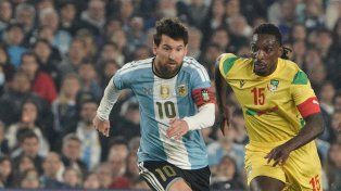 La cinta de capitán con los colores rojo y negro para Lionel Messi en su despedida