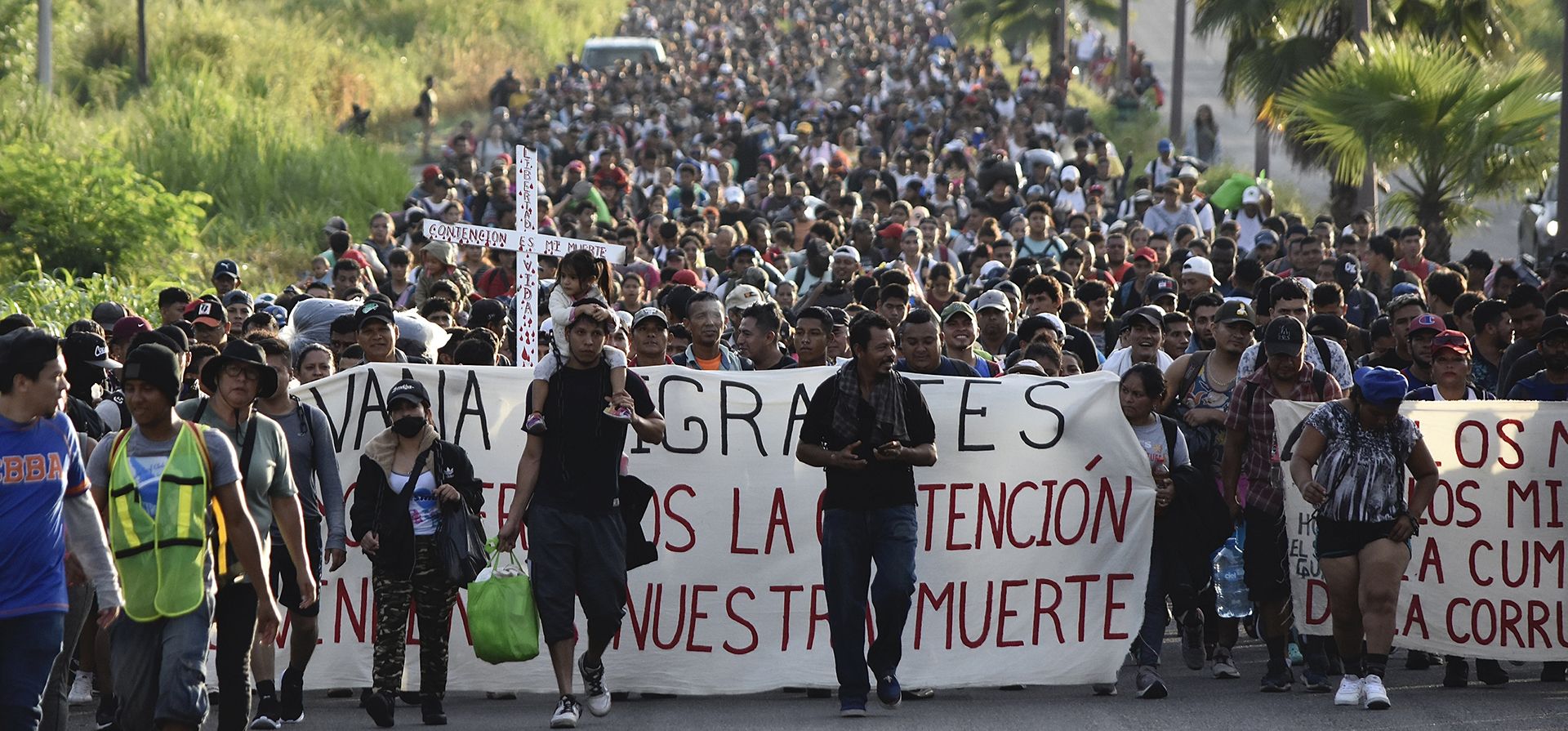 Migrantes que habían estado esperando documentos de tránsito temporales pero no los obtuvieron después de esperar, algunos hasta dos meses, salen de Tapachula, México, el lunes 30 de octubre de 2023, en camino a la frontera con Estados Unidos. (Foto AP/Edgar Clemente) Migrantes que habían estado esperando documentos de tránsito temporales pero no los obtuvieron después de esperar, algunos hasta dos meses, salen de Tapachula, México, el lunes 30 de octubre de 2023, en camino a la frontera con Estados Unidos. (Foto AP/Edgar Clemente)
