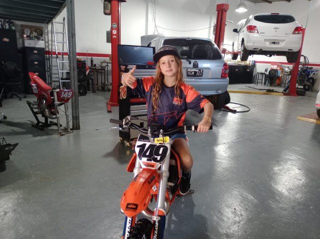 Joaquina arriba de la moto de&nbsp;Supercross.