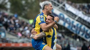 Alejo Veliz y Enzo Copetti festejan un gol de Central. El ex-Racing estuvo a punto de irse a mitad de temporada.