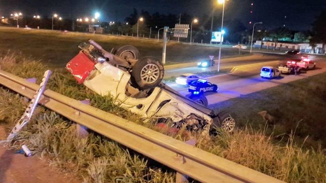 La Toyota Hilux salió de la ruta nacional tras colisionar