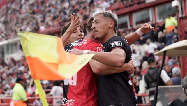 Luciano Herrera abrió el marcador para Newells frente a Huracán y celebra la conquista.