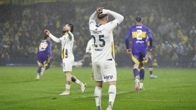 De no creer. Gómez y Copetti lo lamenta. Central hizo todo para empatar pero perdió con Boca.