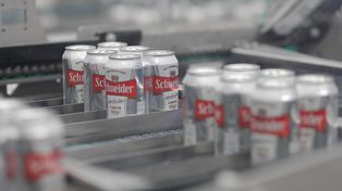 Elaboración. En la cervecería se envasan 60 mil latas por hora.
