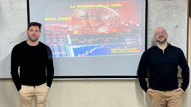 Javier Tocunaga y Augusto Chies llevan conocimientos financieros al aula.
