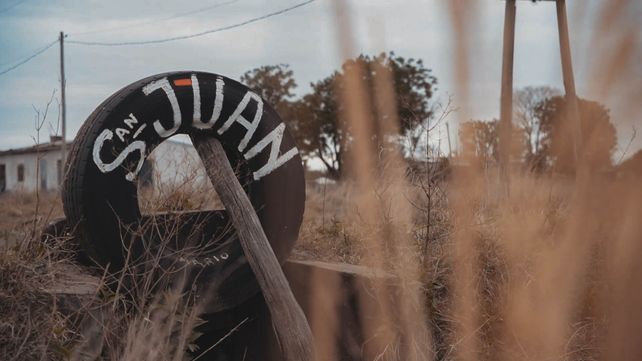 Una cooperativa de artesanos rurales lanzó una campaña para producir lentes de sol de madera