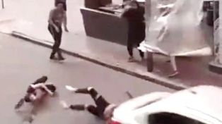 Video: intentaron poner una lona en un bar, el viento las volteó y casi la atropella un auto