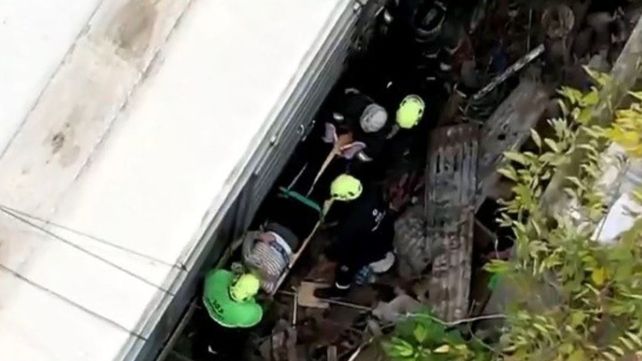 Un tren arrolló a un auto en Rosario: la conductora quedó atrapada y fue rescatada