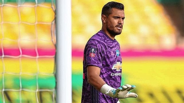 Sergio Romero aceptó la oferta y jugará en Boca