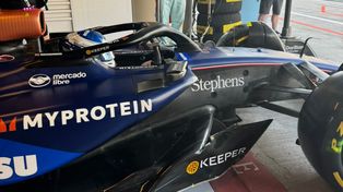 El Williams de Franco Colapinto deja los boxes rumbo a la pista de Yas Marina, donde se correrá el GP de Abu Dhabi, última cita de 2024 de la Fórmula 1.
