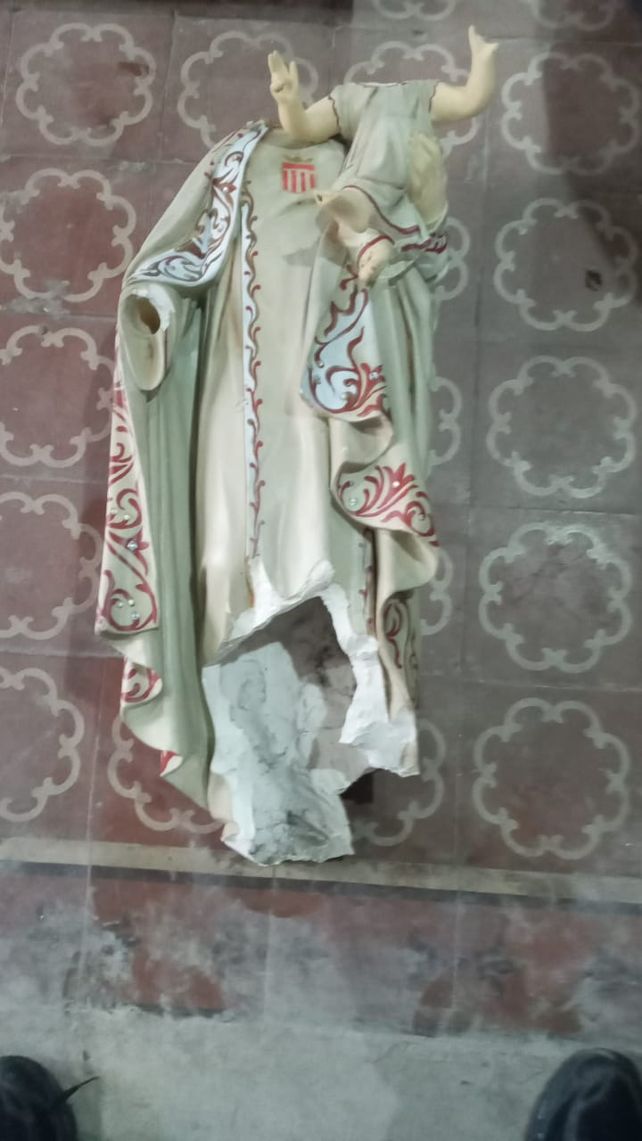 Las figuras de la Virgen y el Niño quedaron descabezadas luego del incidente.