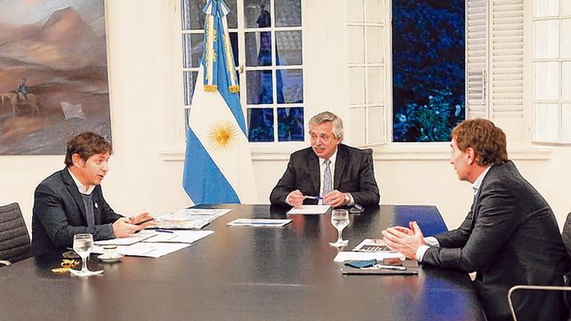 quinta de olivos. El presidente Alberto Fern&aacute;ndez flaqueado por Axel Kicillof (izq) y Diego Santilli (derecha)..