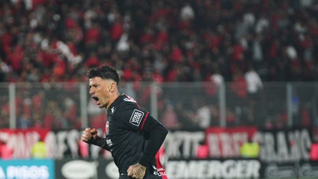 Víctor Cuesta marcó el primer gol de Newells en la victoria contra Atlético Tucumán.&nbsp;