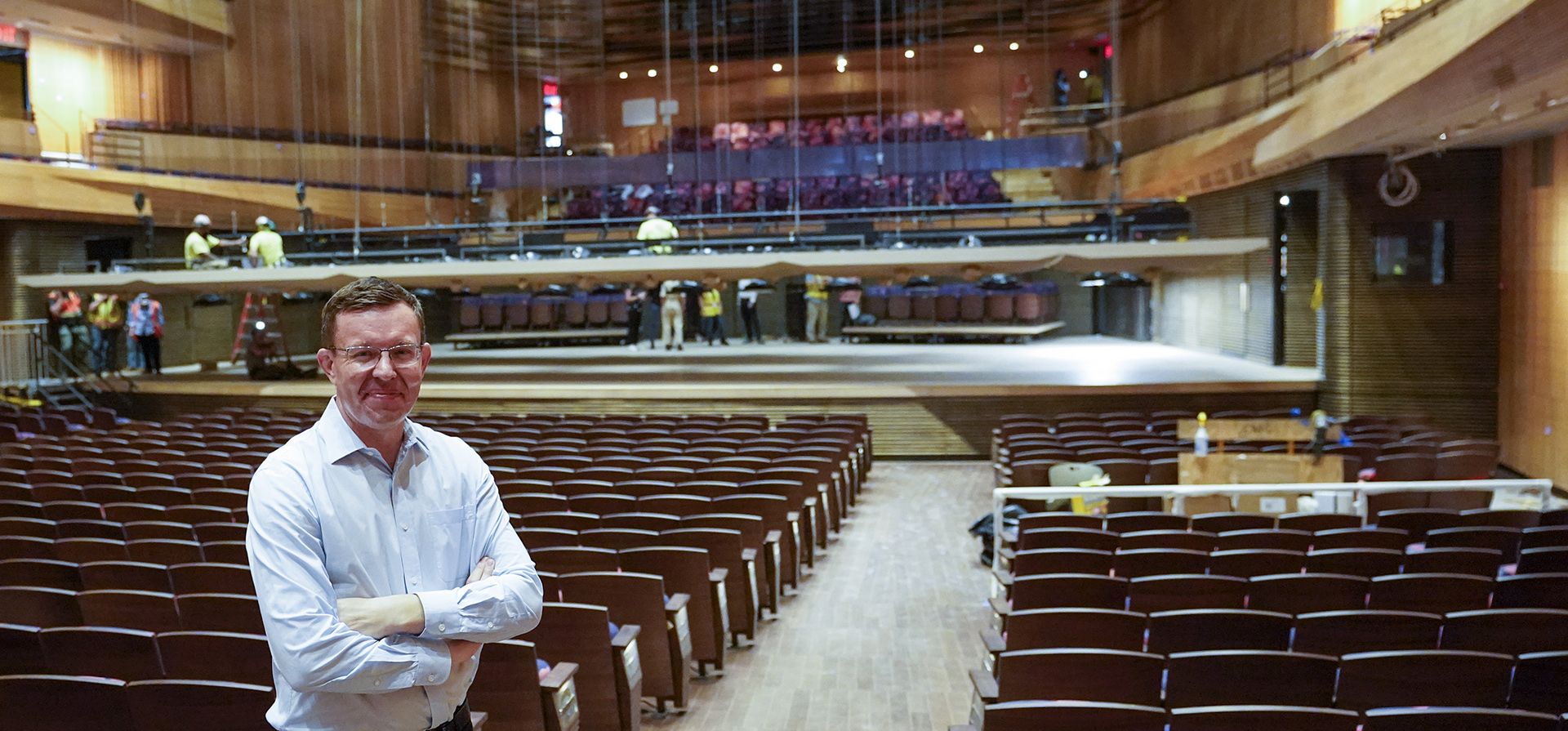 Henry Timms, presidente y director ejecutivo del Lincoln Center for the Performing Arts, posa para un retrato en el recientemente renovado Teatro Wsu Tsai en David Geffen Hall, en el Lincoln Center de Nueva York. Después de una renovación de $550 millones que tomó dos años, la Filarmónica de Nueva York regresa a David Geffen Hall para una serie de inauguraciones.