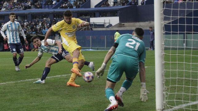 Veliz ya recibió el rebote en el palo tras el tiro de Malcorra. Arias ya está fuera de foco y será el empate de Central ante Racing