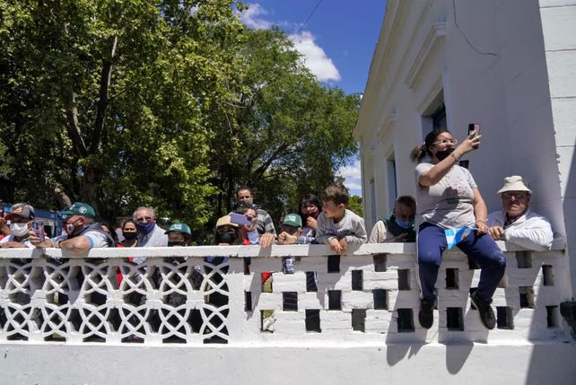 Habitantes de Rufino celebran la llegada del tren.