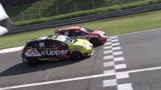 Tremendo final. Alejo Borgiani le gana por la trompa a Iñaki beitia. Fue la segunda serie de la Clase 2 del Turismo Nacional en Rosario.