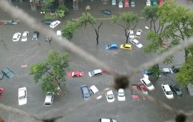 Impresionante. En media hora cayó 59 milímetros de agua. Los barrios de Ciudad Vieja y Centro