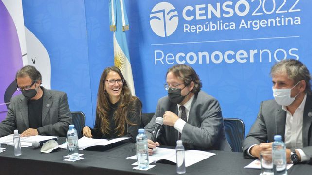 La mujeres tienen más participación en el trabajo productivo total de la población porque