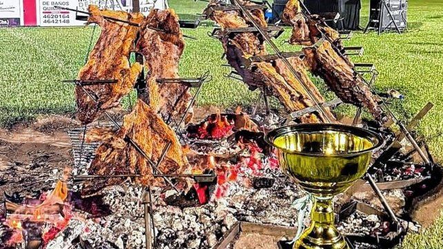 El plantel de Estudiantes festejó a lo grande el ascenso : disfrutó de un asadazo invitado por la comisión directiva Celeste en plena cancha del Antonio Candini.