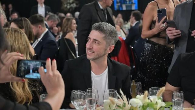 Jey Mammón asistió a la gala de los Martín Fierro tras las denuncias por abuso sexual en su contra. Evitó la alfombra roja y se quedó solo durante la cena