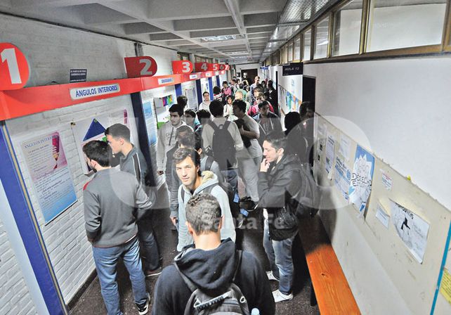 Primer piso. Camino a las aulas