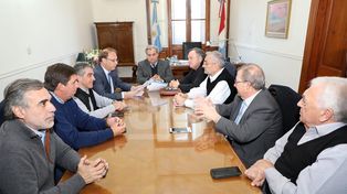En casa de gobierno, senadores y ministros de Santa Fe estuvieron reunidos.