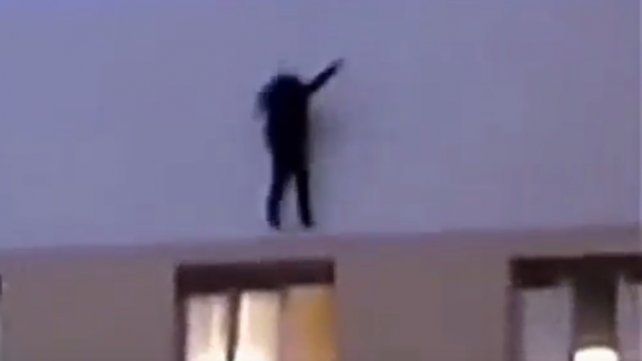 La última foto: se subió a un edificio para sacarse una selfie y cayó al vacío La última foto: se subió a un edificio para sacarse una selfie y cayó al vacío
