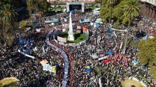 A 50 años del golpe de Estado, una multitud marcha en Buenos Aires y Cristina Kirchner saludó desde el balcón de su casa