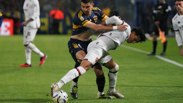 Facundo Guch forcejea con Rodrigo Battaglia. El juvenil de Newell's debe jugar en un contexto complejo.