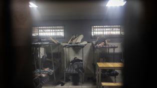 Prisioneros de guerra rusos en sus literas dentro de una celda de una prisión ucraniana en Sumy, Ucrania, el viernes. David Guttenfelder para The New York Times