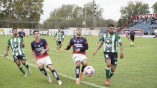La pelota, ese objeto del deseo para los jugadores de Central Córdoba y Laferrere.