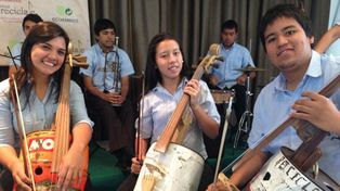 El sueño de los chicos que tocan instrumentos hechos con basura