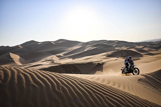 Primero. Luciano Benavides, transitando el impactante desierto, antes de ganar la etapa 11.