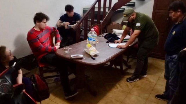 Chaco: detuvieron a dos jóvenes acusados de planificar con IA un tiroteo en una universidad