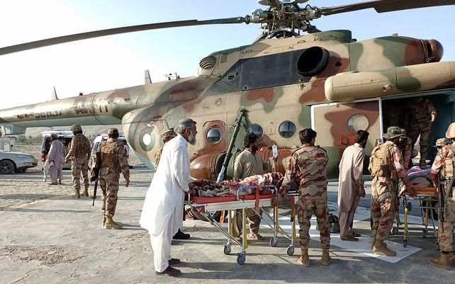 Sobrevivientes heridos del terremoto son transportados en un helicóptero del ejército de Pakistán luego de que un severo movimiento telúrico azotara el área en Harnai, a unos 100 kilómetros de Quetta, Pakistán, el jueves 7 de octubre de 2021.