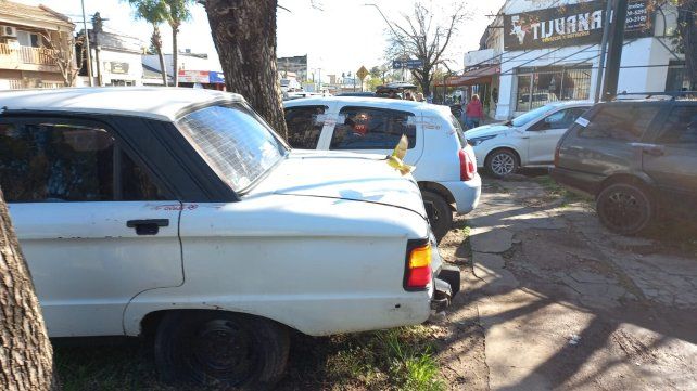 Comenzó el operativo para retirar 345 vehículos en desuso de la Comisaría 8va de barrio Guadalupe Comenzó el operativo para retirar 345 vehículos en desuso de la Comisaría 8va de barrio Guadalupe