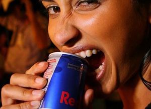 Denunció que empezó a perder la vista tras ingerir 28 latas de Red Bull por día