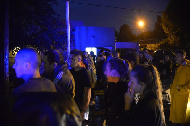 Buscan a la conductora del vehículo arrastrado por la corriente